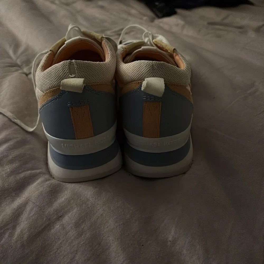 Michael Kors Women’s sneaker size 9 1/2 - Picture 3 of 3